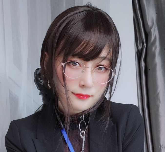 白银81cos黑丝+酒后女秘书+碎花裙写真+视频-长游分享网